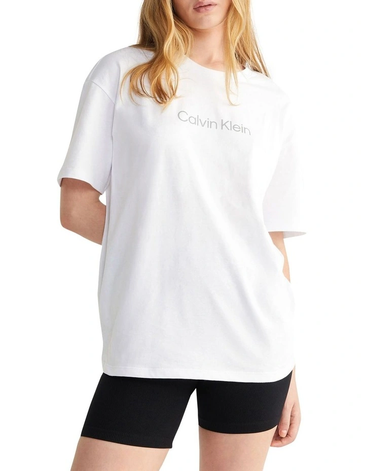 Best Pirce π― Calvin Klein Boyfriend Gym T-Shirt In White 𧨠3 Best Pirce π― Calvin Klein Boyfriend Gym T-Shirt In White π§¨